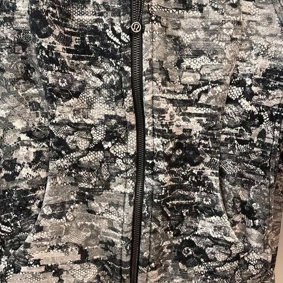 LULULEMON  Scuba Hoodie Light Cotton Fleece Masked Lace Starlight Black Size 6 - Picture 3 of 7